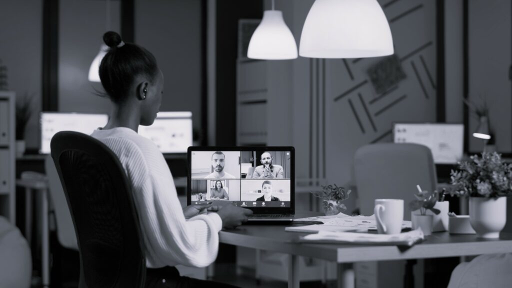 Jeune femme travaillant sur Microsoft Teams