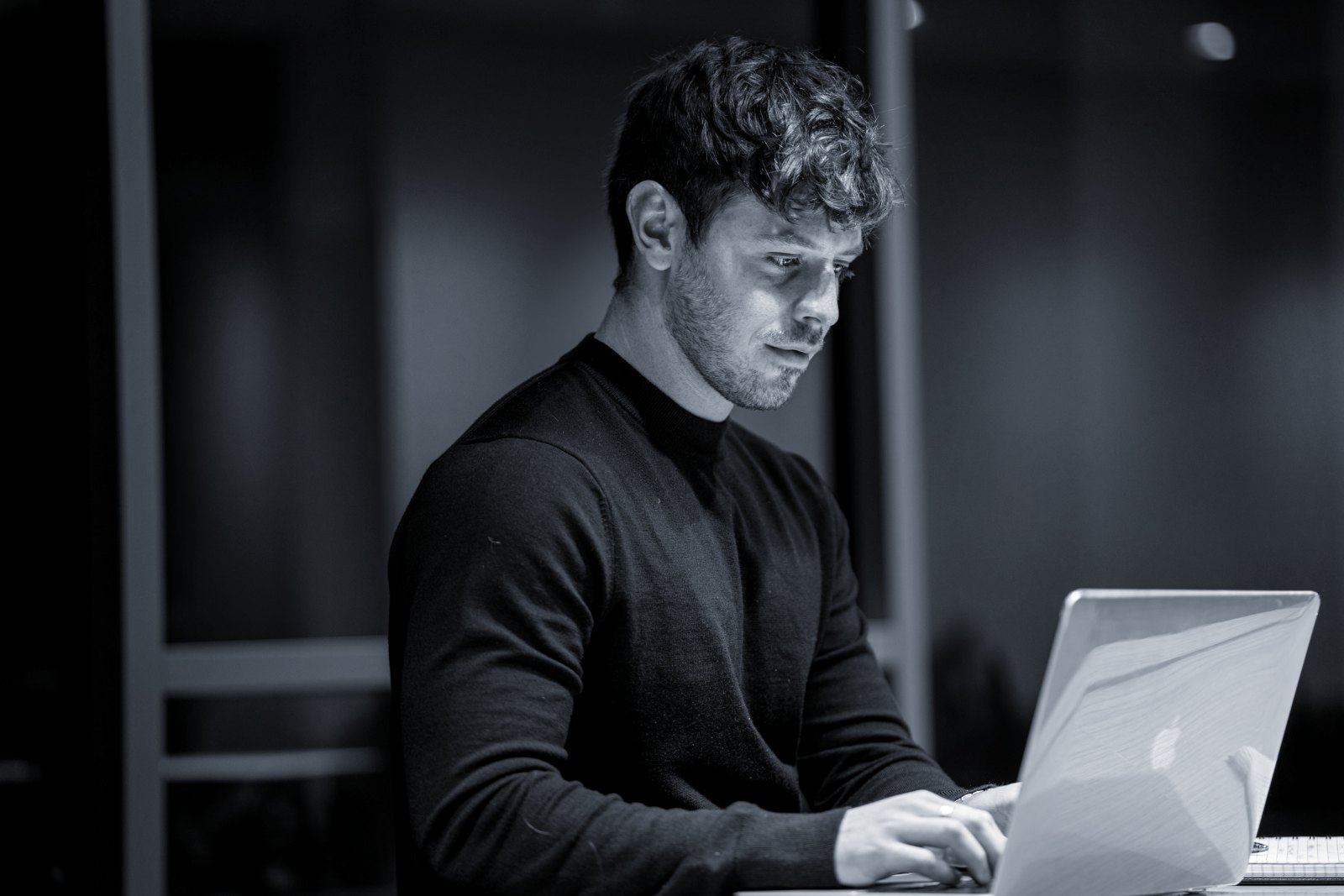 Cybersécurité PME : dirigeant de PME travaillant sur son ordinateur portable