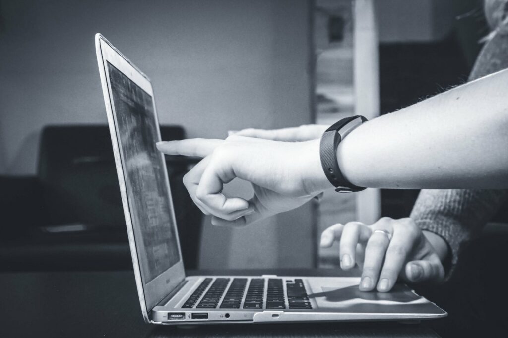Collaborateurs échangeant sur les bons réflexes face à l'hameçonnage